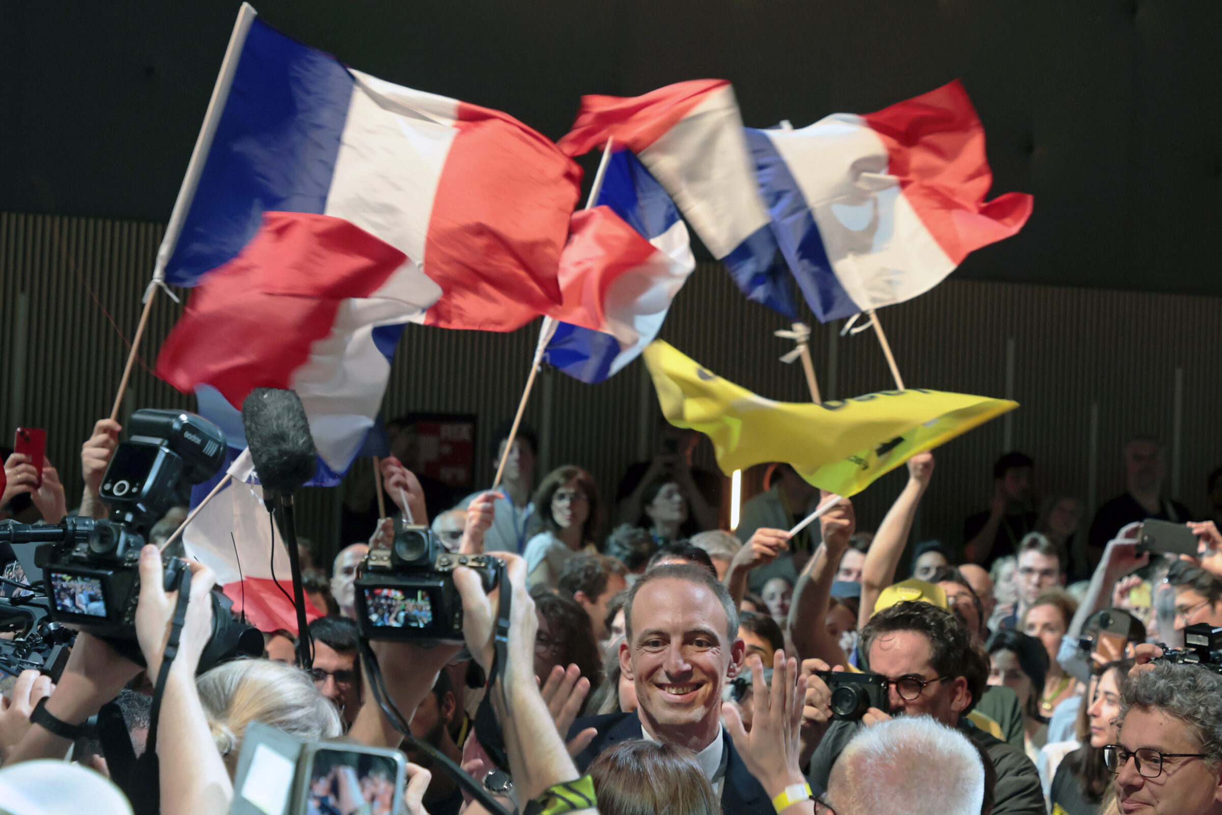 Meeting de campagne, militants brandissant des drapeaux français et européens